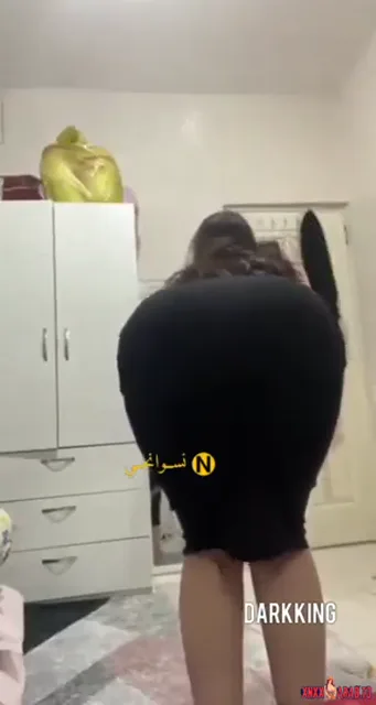مزة فاجرة بقميص نوم اسود نار تعرض جسمها سكس نودز مصري — لقطة 1