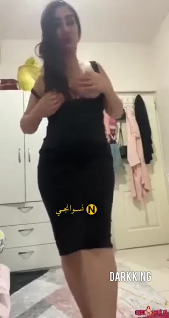 مزة فاجرة بقميص نوم اسود نار تعرض جسمها سكس نودز مصري — لقطة 2