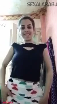 بنت بطيز كبيرة تستعرض جسمها في غرفة النوم سكس نودز مصري — لقطة 4