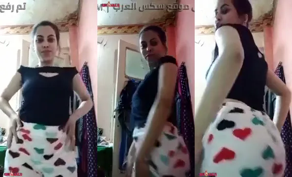 بنت بطيز كبيرة تستعرض جسمها في غرفة النوم سكس نودز مصري