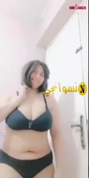 اندر ايدج كيرفي تعرض جسمها في الحمام سكس نودز مصري — لقطة 4