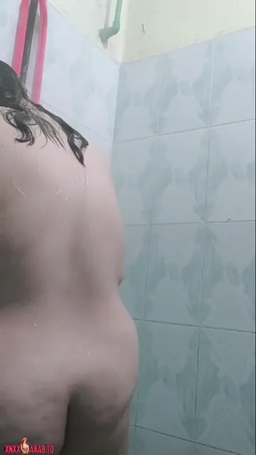 ميلفاية جسمها نار هايجة اوي تلعب في كسها في الحمام سكس نودز مصري — لقطة 3