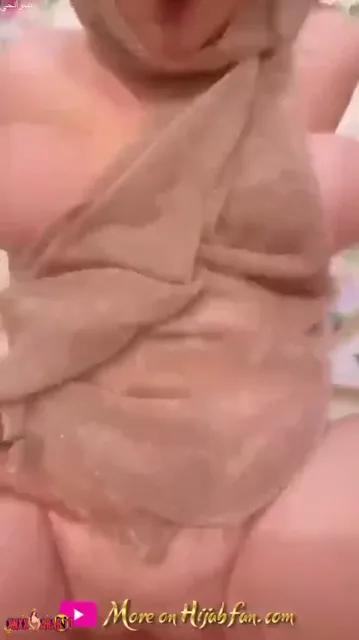 شرموطة جسمها لبن تتناك بحجابها وتصوت سكس مصري — لقطة 4