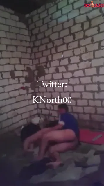 فحل مع عشيقته زانقها في بيت مهجور ينيكها على الارض سكس مصري xnxx — لقطة 1