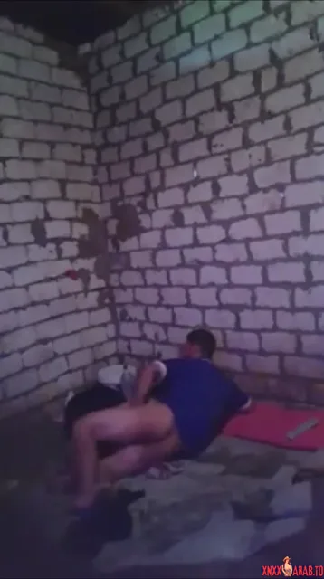 فحل مع عشيقته زانقها في بيت مهجور ينيكها على الارض سكس مصري xnxx — لقطة 2