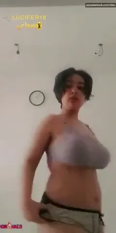 بنت هايجة تمص الخيارة كأنها بتمص الزب سكس نودز مصري — لقطة 10
