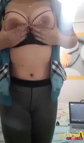 كتكوتة كيوت تقلع وتفرج صاحبها على جسمها الجميل سكس نودز مصري — لقطة 5