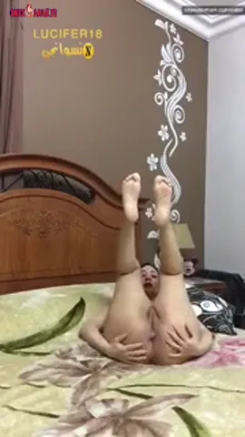 لبوة تنام على السرير وتفشخ كسها لعب سكس نودز مصري — لقطة 4