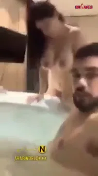 تدخل الجاكوزي مع حبيبها وتركب على زبه سكس مصري — لقطة 1