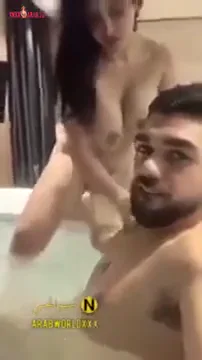 تدخل الجاكوزي مع حبيبها وتركب على زبه سكس مصري — لقطة 2