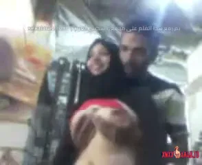 شاب مصري يداعب صديقته المحجبة في العمل سكس مصري xnxx — لقطة 2
