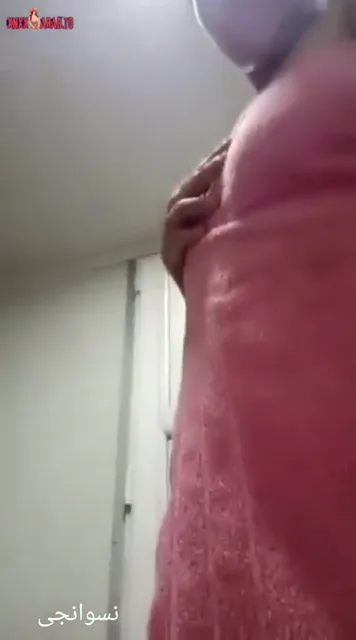 فلاحة مربربة هايجة تلعب في كسها في الحمام سكس نودز مصري — لقطة 1