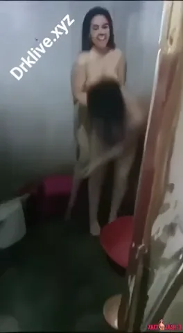 شراميط سحاقيات مع بعض في الحمام وصاحبتهم تصورهم سكس سحاق عربي xnxx — لقطة 5
