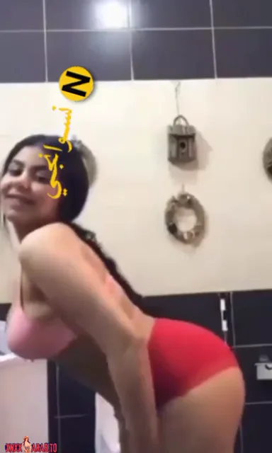 اندر ايدج ببزاز فاجرة تصور لحبيبها في الحمام سكس نودز مصري — لقطة 1